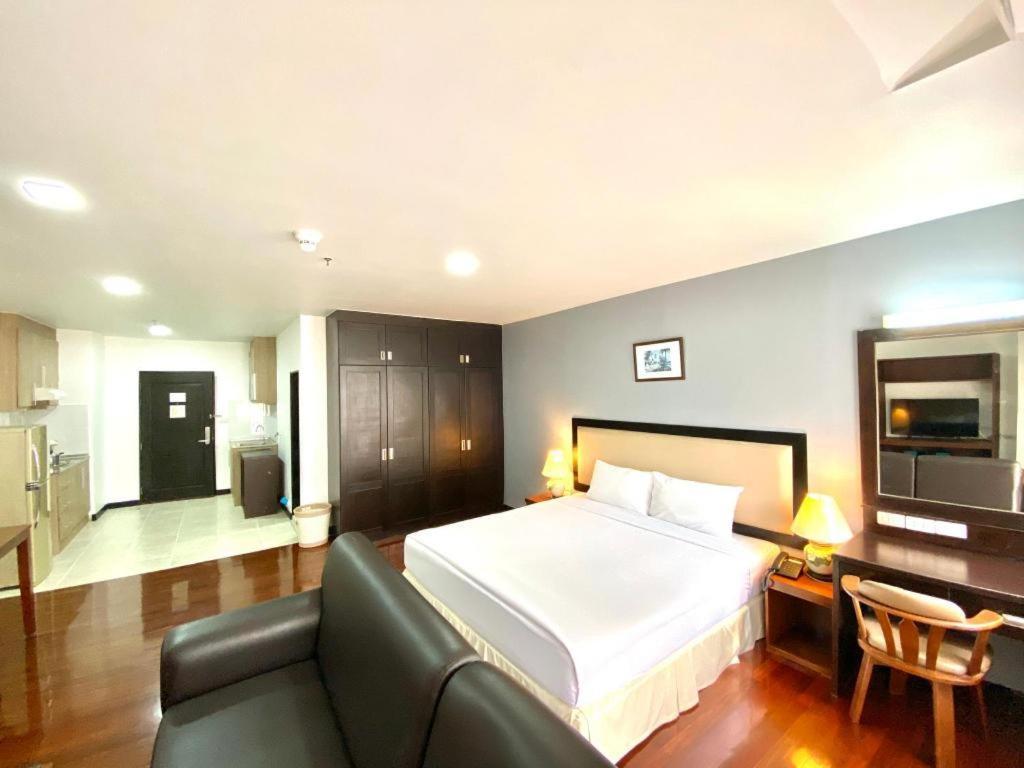 J Town Serviced Apartments&Hotel Si Racha Buitenkant foto