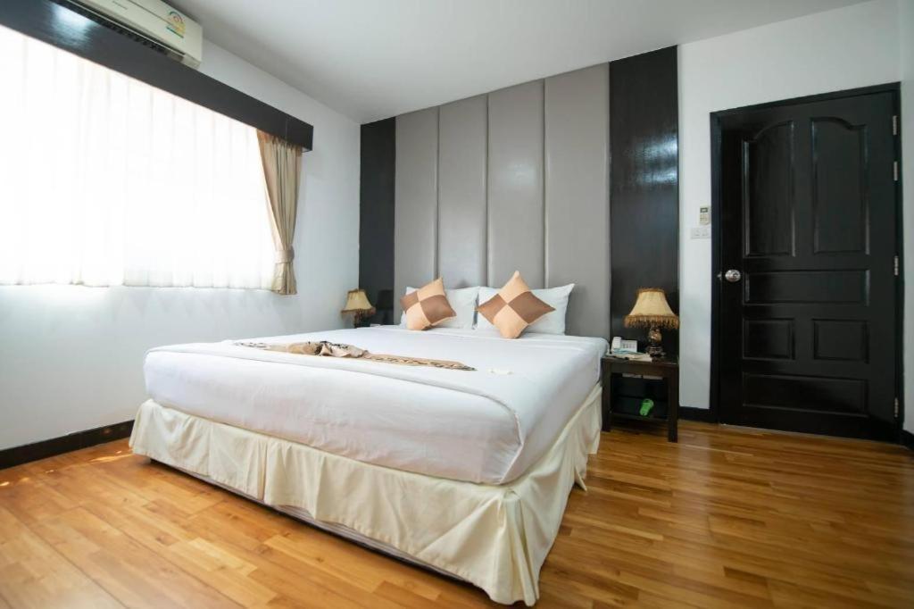 J Town Serviced Apartments&Hotel Si Racha Buitenkant foto