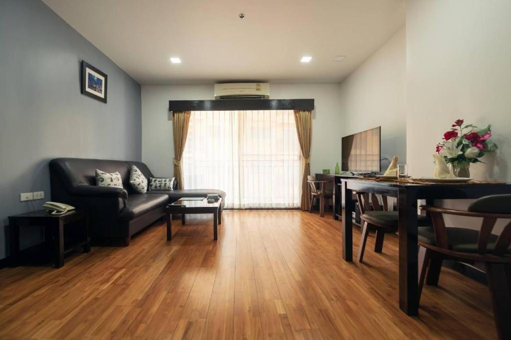 J Town Serviced Apartments&Hotel Si Racha Buitenkant foto