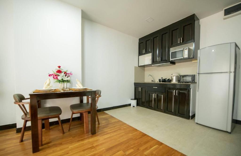 J Town Serviced Apartments&Hotel Si Racha Buitenkant foto