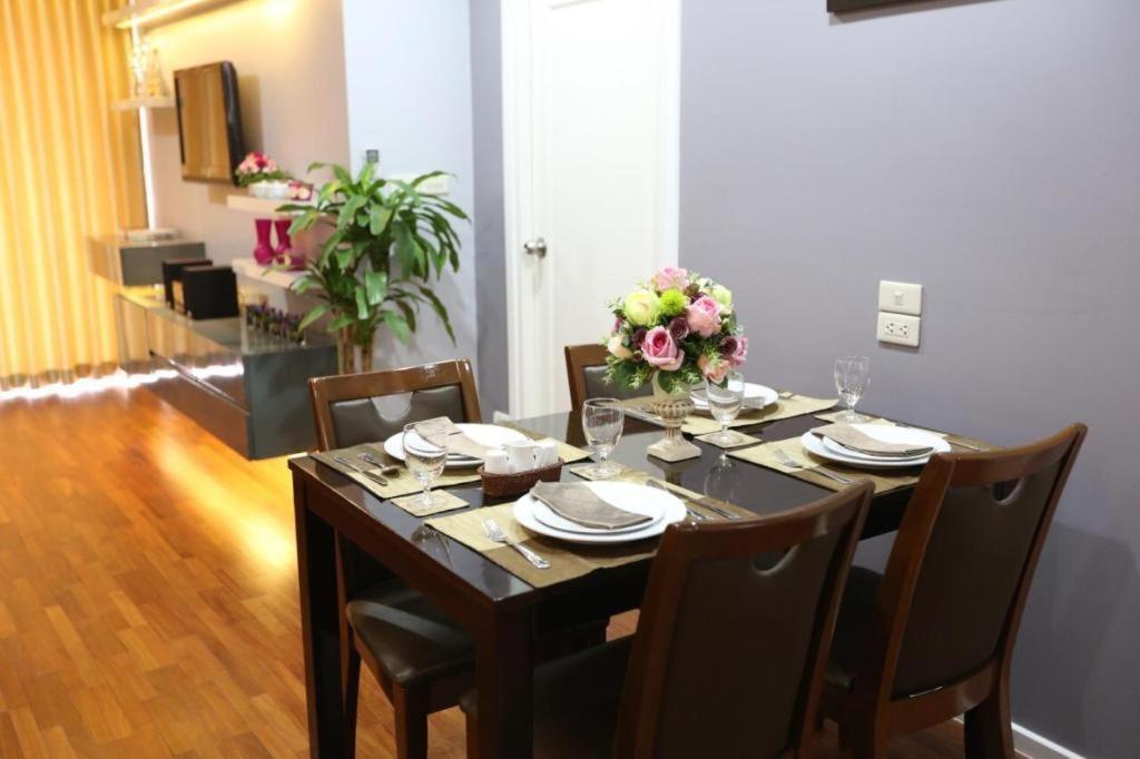 J Town Serviced Apartments&Hotel Si Racha Buitenkant foto