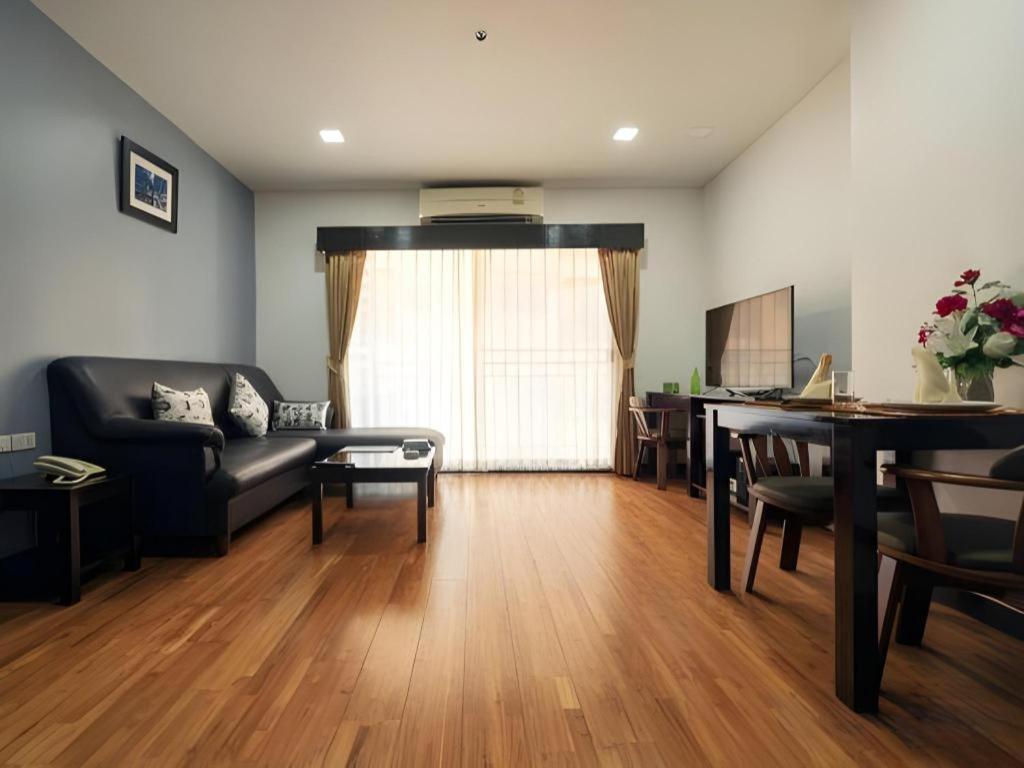 J Town Serviced Apartments&Hotel Si Racha Buitenkant foto