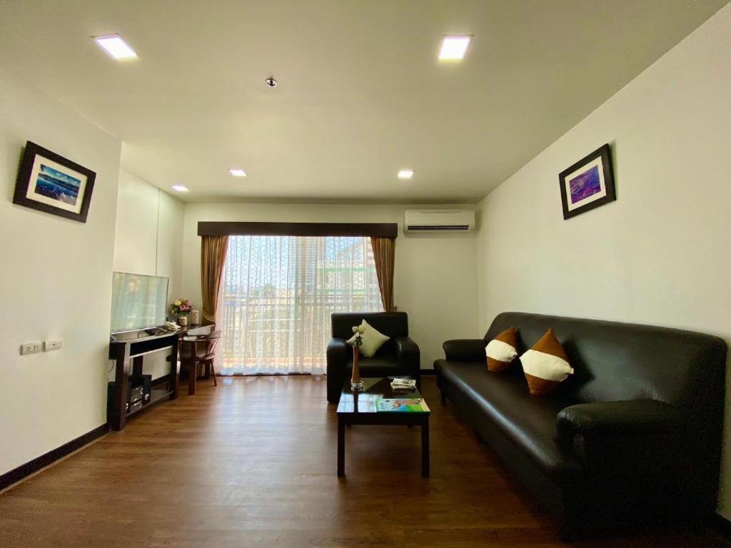J Town Serviced Apartments&Hotel Si Racha Buitenkant foto