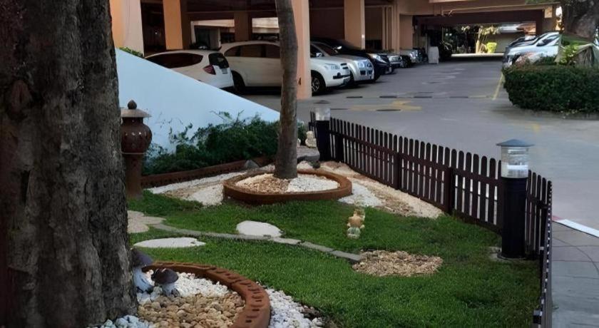 J Town Serviced Apartments&Hotel Si Racha Buitenkant foto
