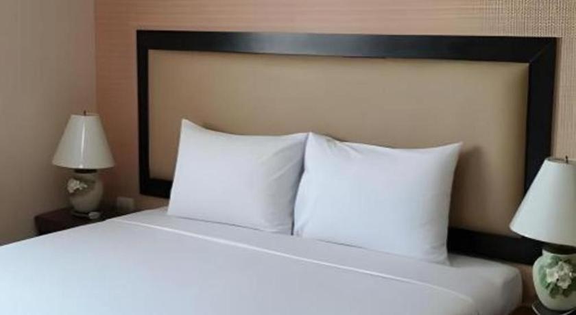J Town Serviced Apartments&Hotel Si Racha Buitenkant foto