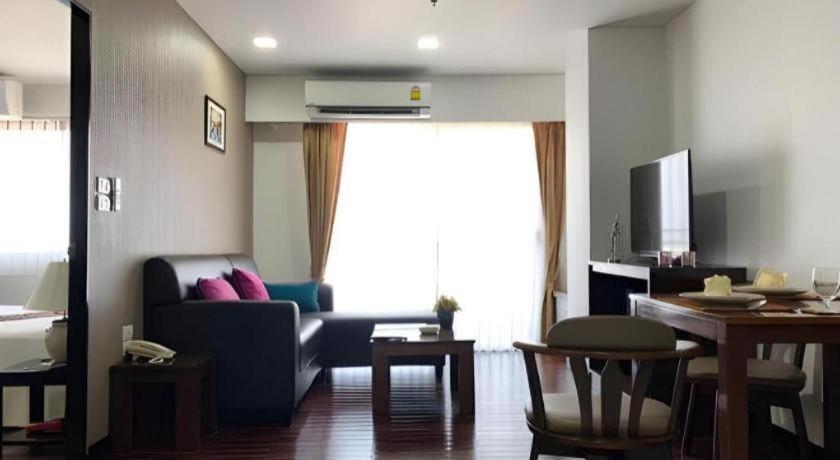 J Town Serviced Apartments&Hotel Si Racha Buitenkant foto