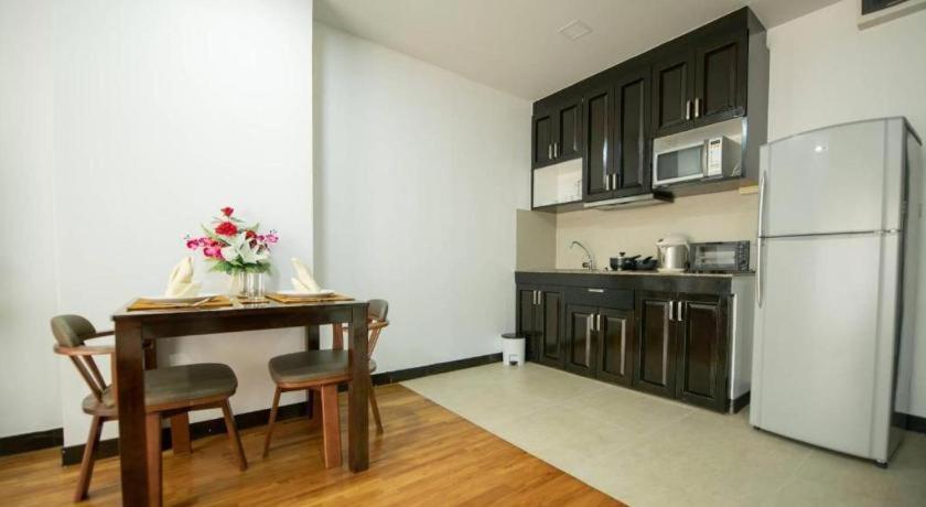 J Town Serviced Apartments&Hotel Si Racha Buitenkant foto