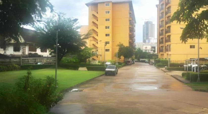 J Town Serviced Apartments&Hotel Si Racha Buitenkant foto