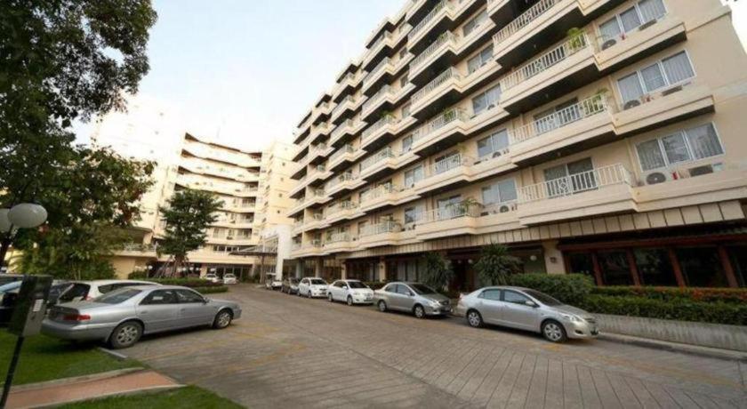 J Town Serviced Apartments&Hotel Si Racha Buitenkant foto