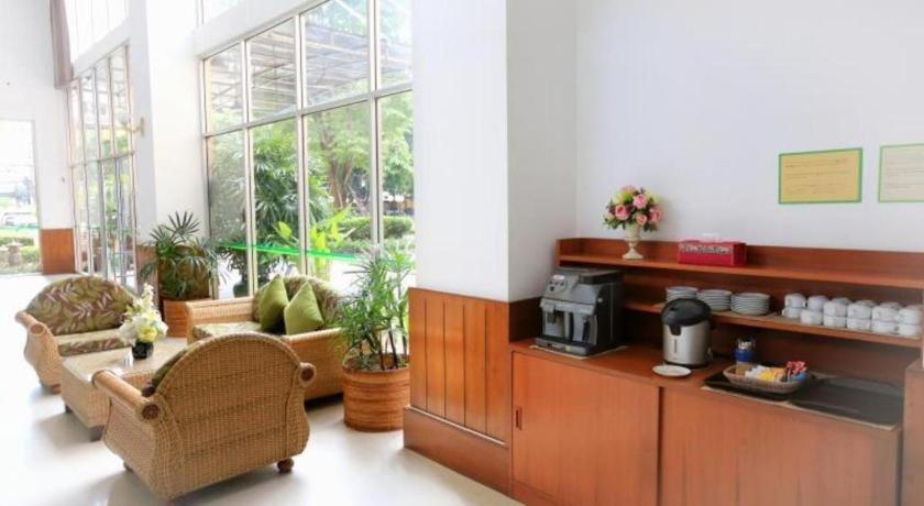 J Town Serviced Apartments&Hotel Si Racha Buitenkant foto