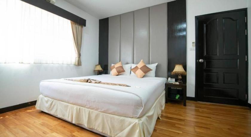 J Town Serviced Apartments&Hotel Si Racha Buitenkant foto