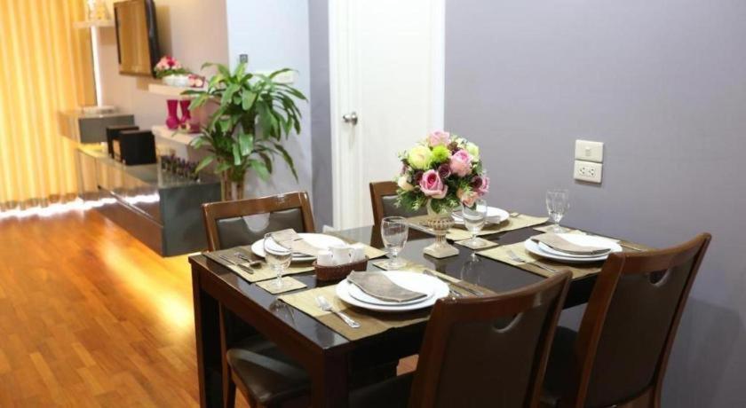J Town Serviced Apartments&Hotel Si Racha Buitenkant foto
