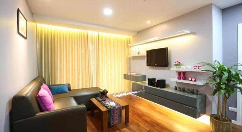 J Town Serviced Apartments&Hotel Si Racha Buitenkant foto