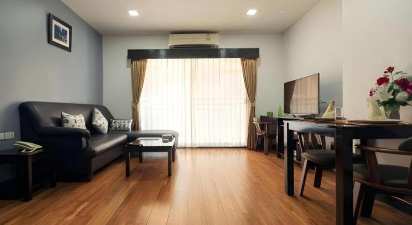 J Town Serviced Apartments&Hotel Si Racha Buitenkant foto
