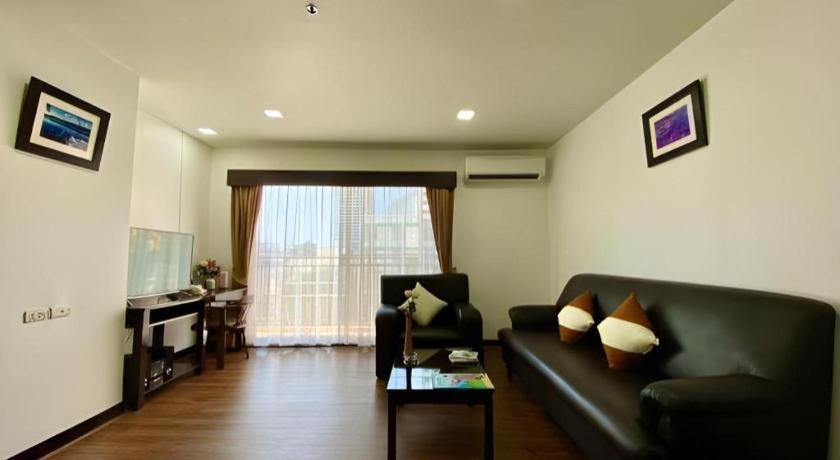 J Town Serviced Apartments&Hotel Si Racha Buitenkant foto