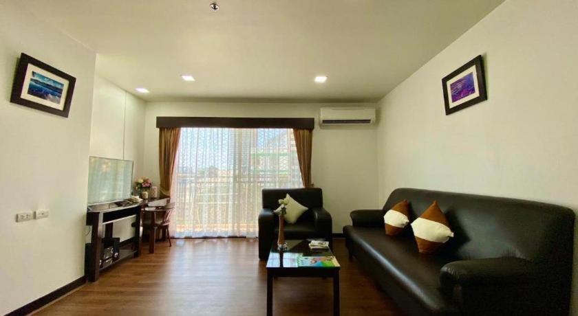 J Town Serviced Apartments&Hotel Si Racha Buitenkant foto