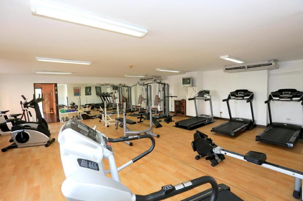 J Town Serviced Apartments&Hotel Si Racha Buitenkant foto
