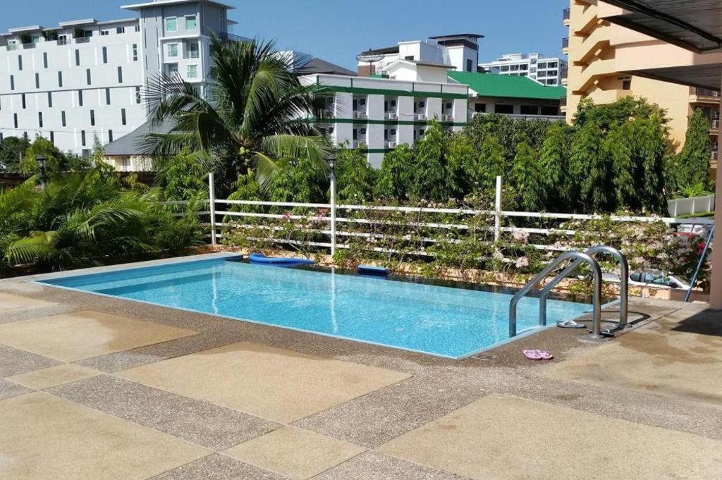 J Town Serviced Apartments&Hotel Si Racha Buitenkant foto