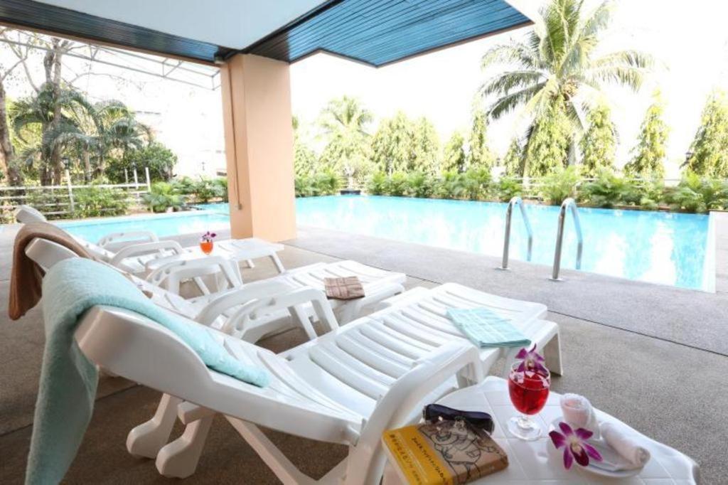 J Town Serviced Apartments&Hotel Si Racha Buitenkant foto
