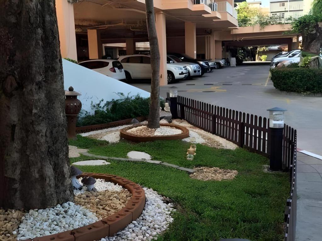 J Town Serviced Apartments&Hotel Si Racha Buitenkant foto
