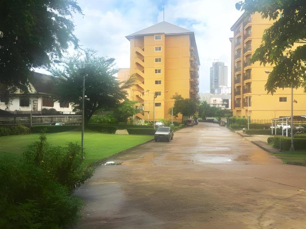 J Town Serviced Apartments&Hotel Si Racha Buitenkant foto