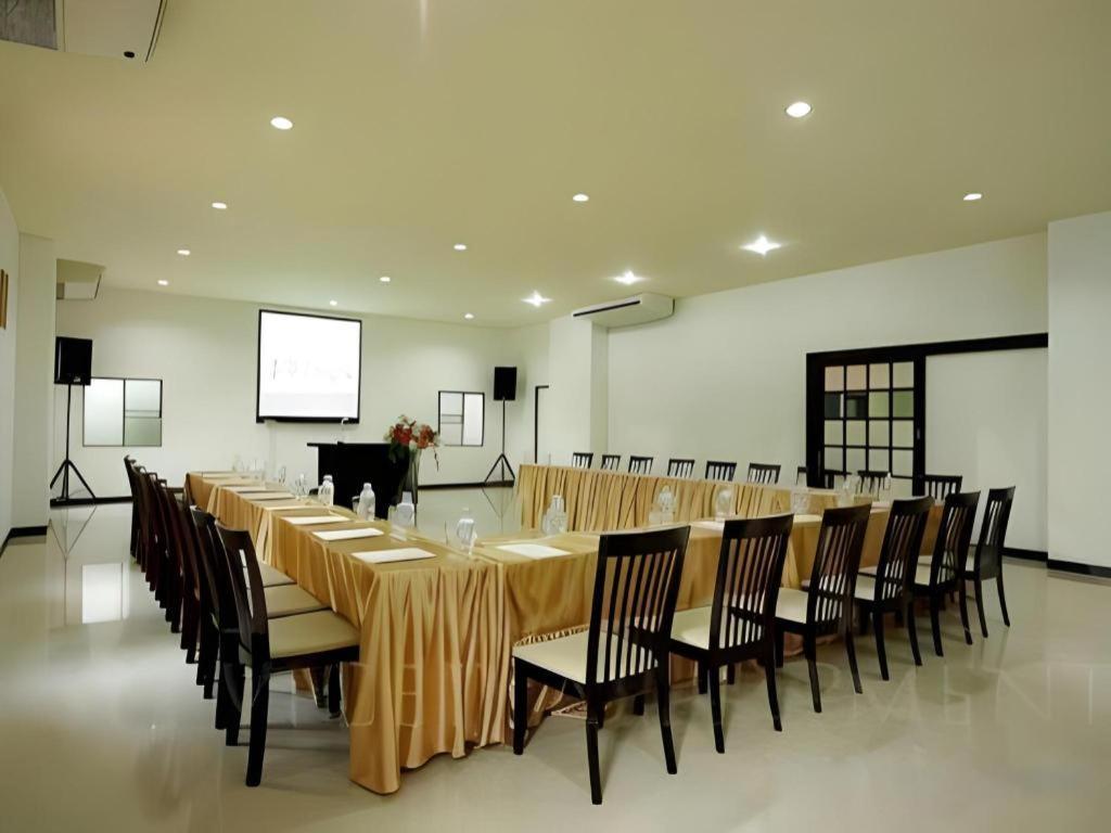 J Town Serviced Apartments&Hotel Si Racha Buitenkant foto