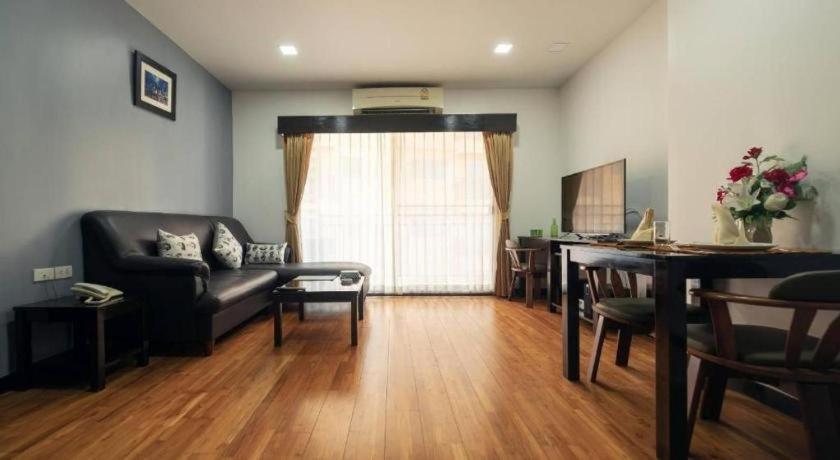 J Town Serviced Apartments&Hotel Si Racha Buitenkant foto